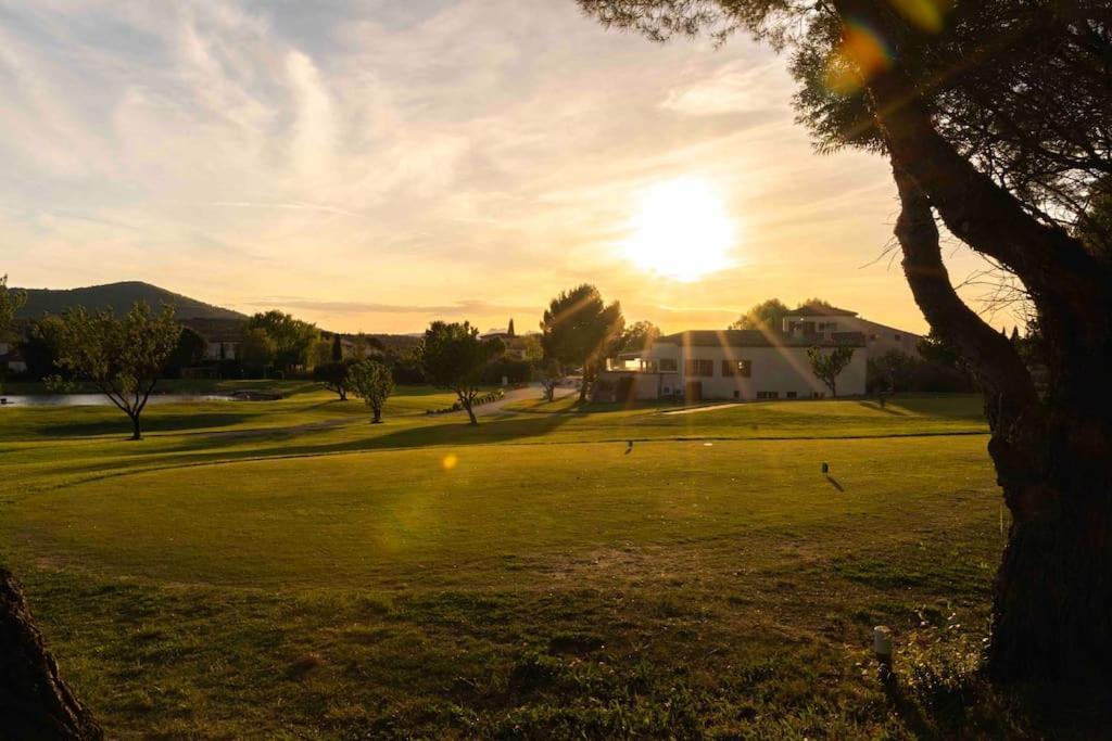 Magnifique Vue Lac Au Golf De Pont-Royal Mallemort Zewnętrze zdjęcie