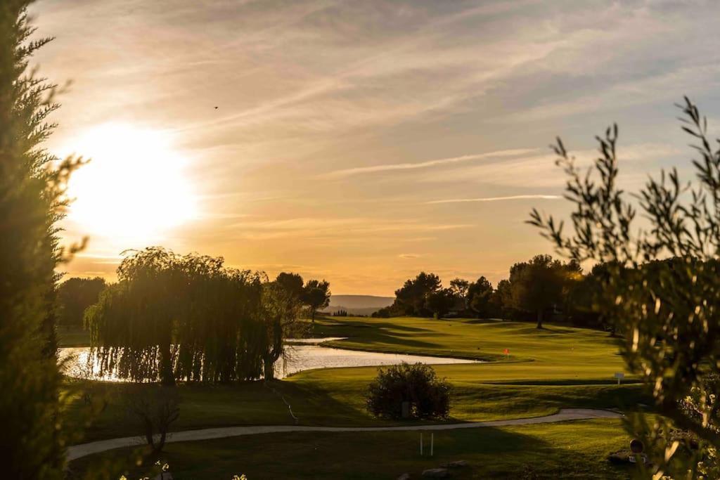 Magnifique Vue Lac Au Golf De Pont-Royal Mallemort Zewnętrze zdjęcie