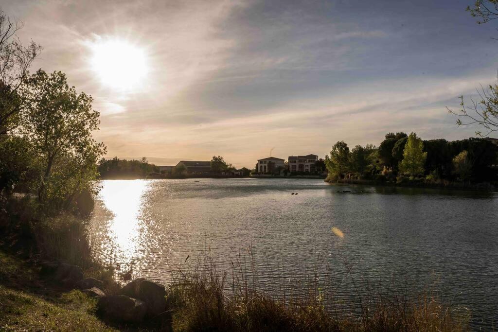 Magnifique Vue Lac Au Golf De Pont-Royal Mallemort Zewnętrze zdjęcie